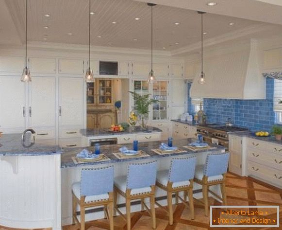Krásný interiér v modrých tónech - kuchyňská fotka