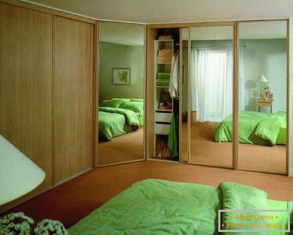 Rohová vestavěná skříň v ložnici se zrcadlovými dveřmi