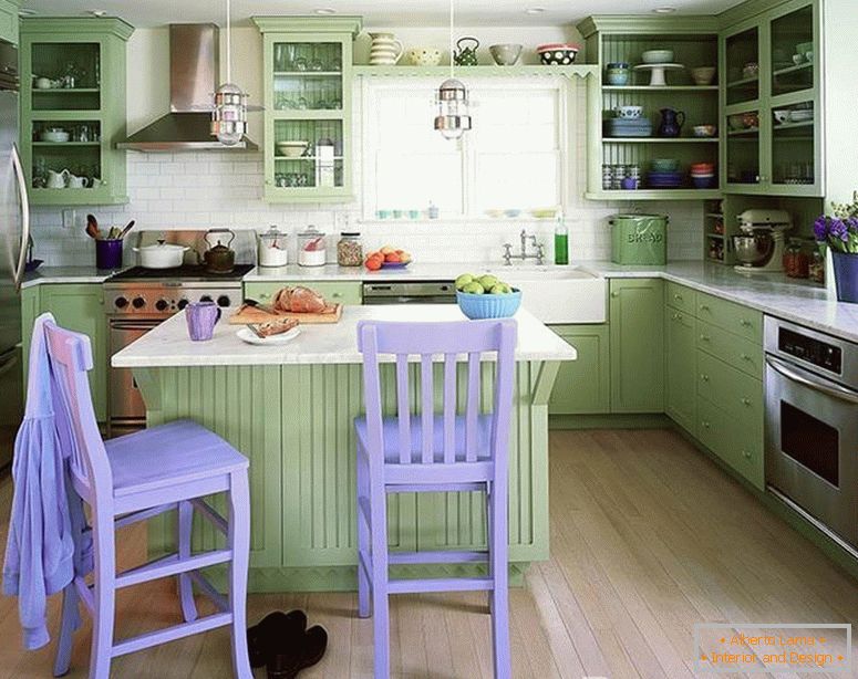 Kombinace zelené a fialové v kuchyni