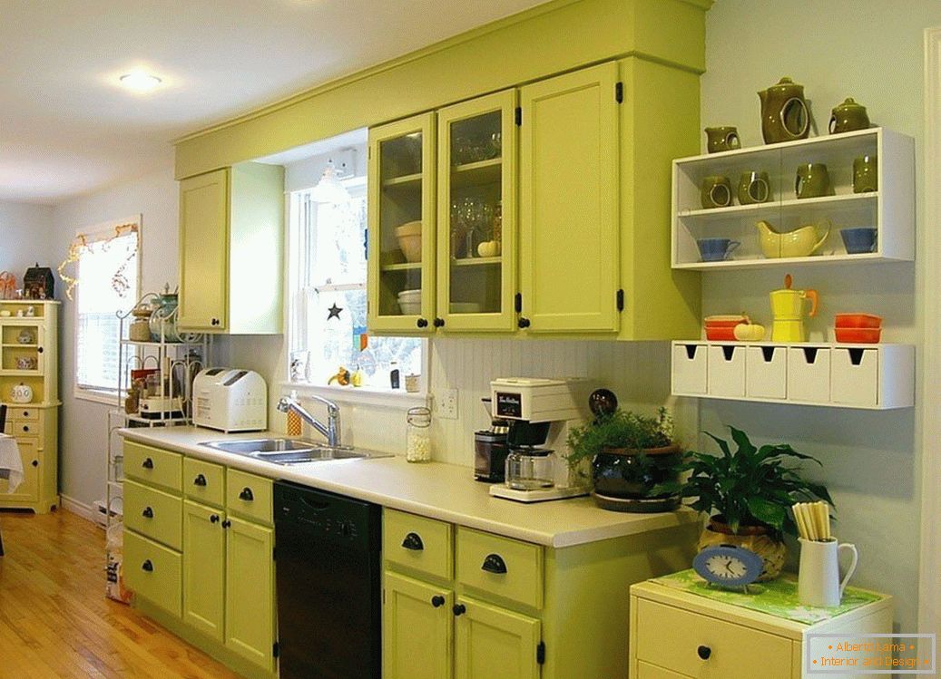 Bílé stěny a světle zelená kuchyně