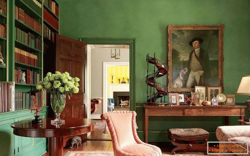 Dekorace pokojeы с зелеными обоями в классическом стиле