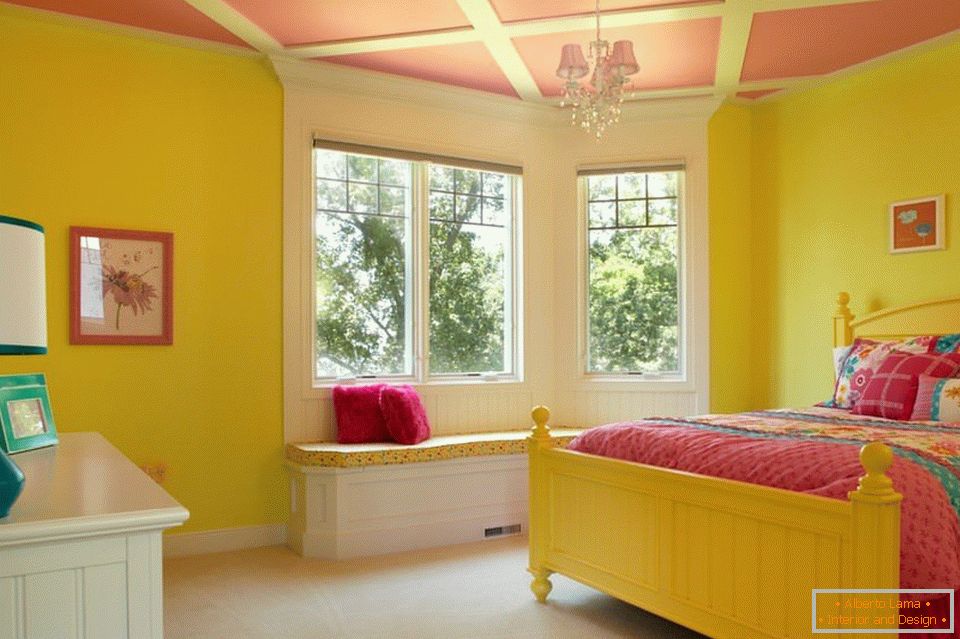 Žluté stěny a růžový strop