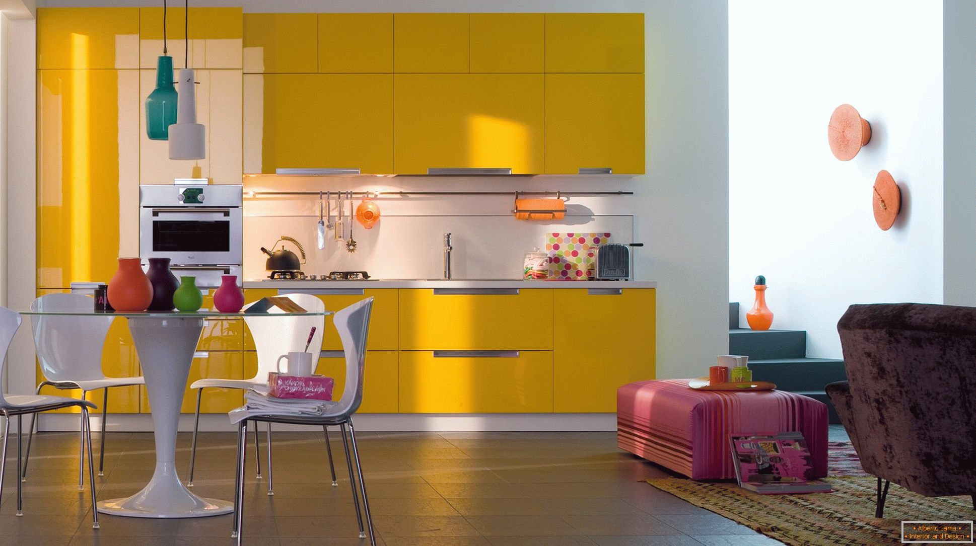 Žlutá kuchyně v interiéru