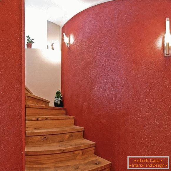 Červené tekuté tapety na chodbě ve vnitřku - fotografie schodiště
