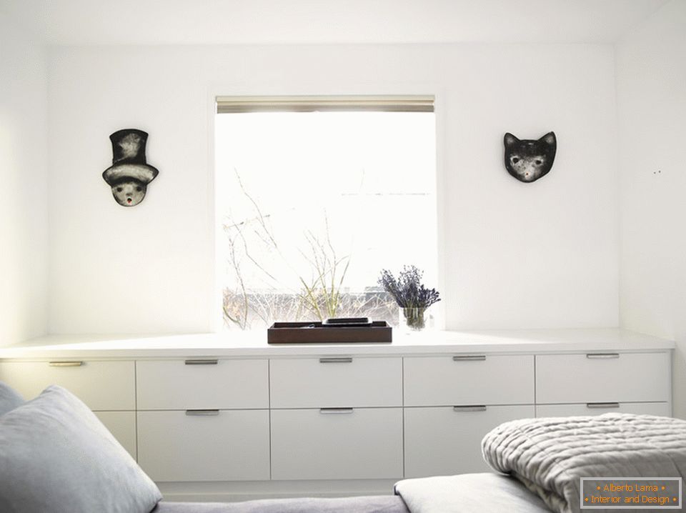 Interiér útulné malé ložnice в белом цвете