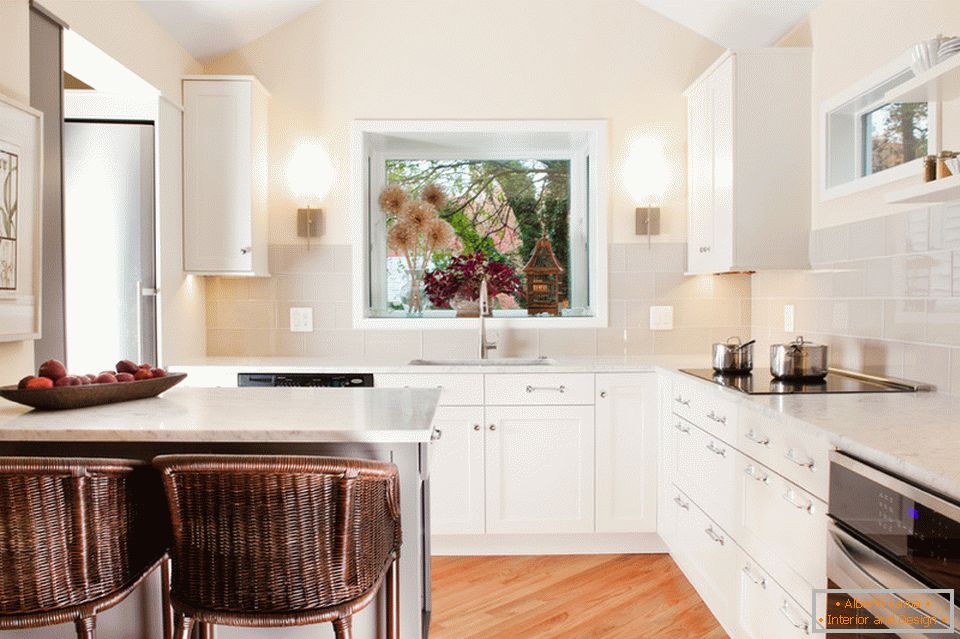 Interiér malé lehké kuchyně v bílé barvě