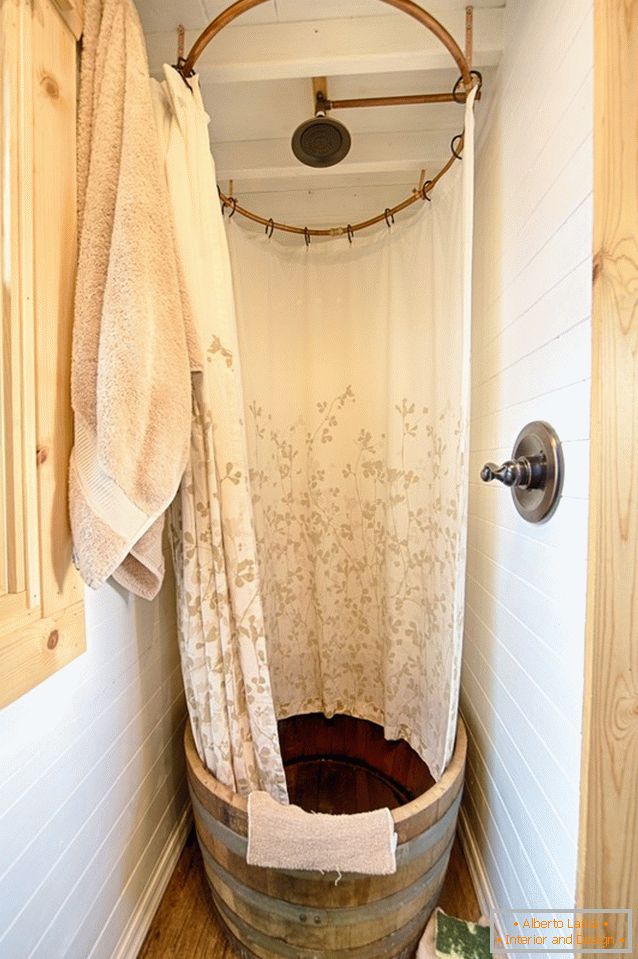 Sprcha v dřevěné vaně