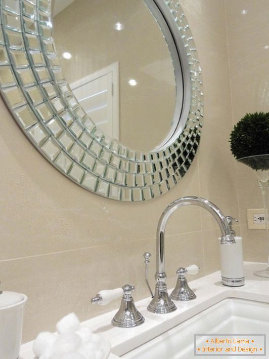 Stylové zrcadlo nad umyvadlem v koupelně