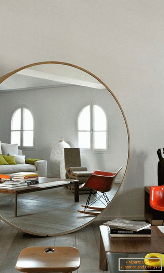 Velké zrcadlo v obývacím pokoji