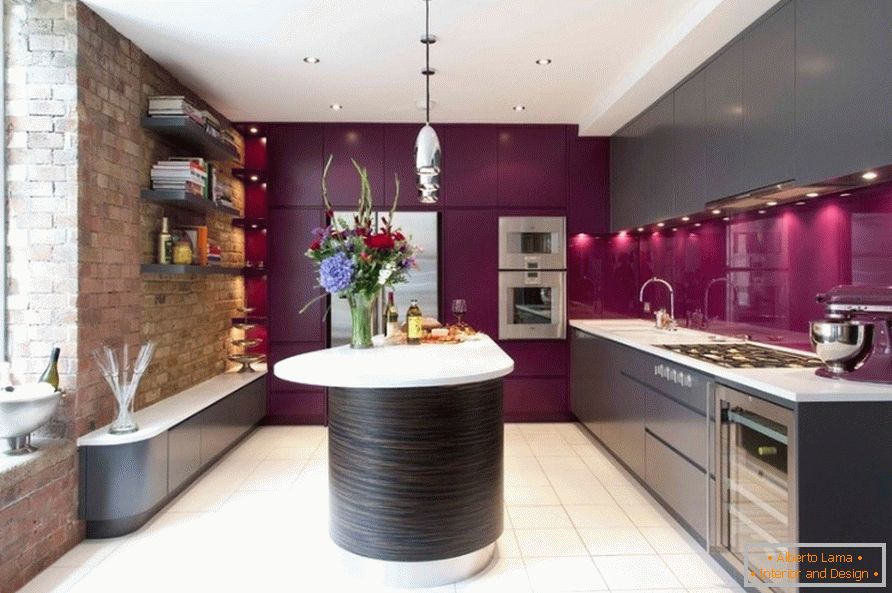 Kuchyně s jasnými lilami