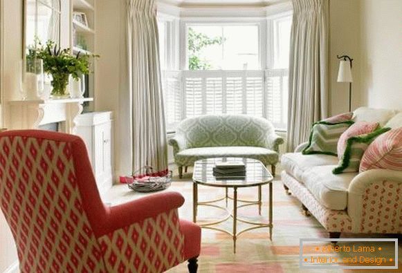 Zelená a růžová pastelová barva v obývacím pokoji