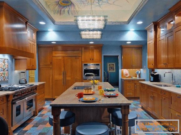 Stylová kuchyně v modré a hnědé barvě