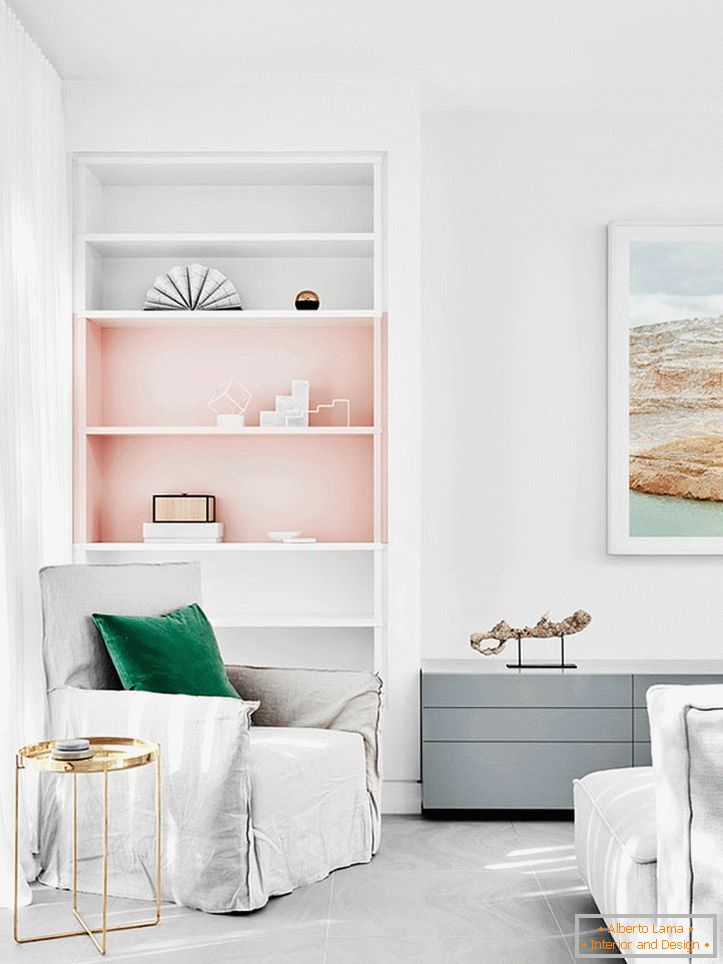 Pastelově bílé tóny v kombinaci s růžovými v interiéru ložnice