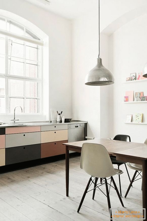 Malá kuchyňská kancelář v pastelových barvách