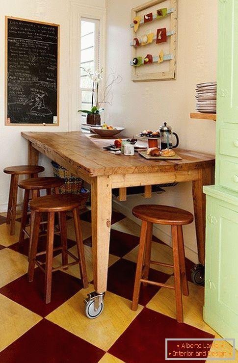 Dřevěný jídelní stůl na kolečkách