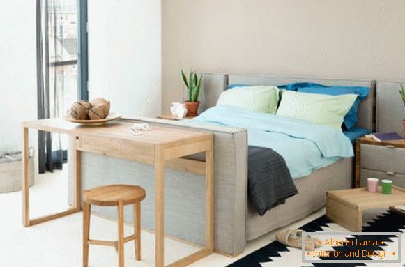 Jednoduchý nábytek v ložnici