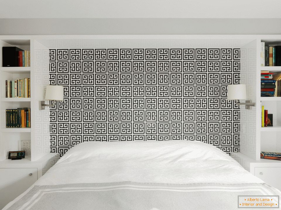 Ložnice v bílém s černým vzorem v hlavě postele