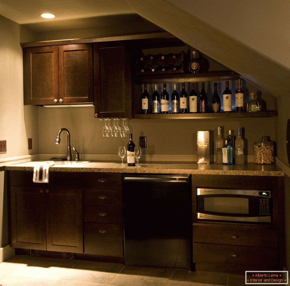 Stylový moderní interiér mini-kuchyně v tmavé barvě
