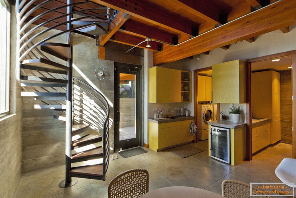 Stylový moderní kuchyňský interiér s točitým schodištěm
