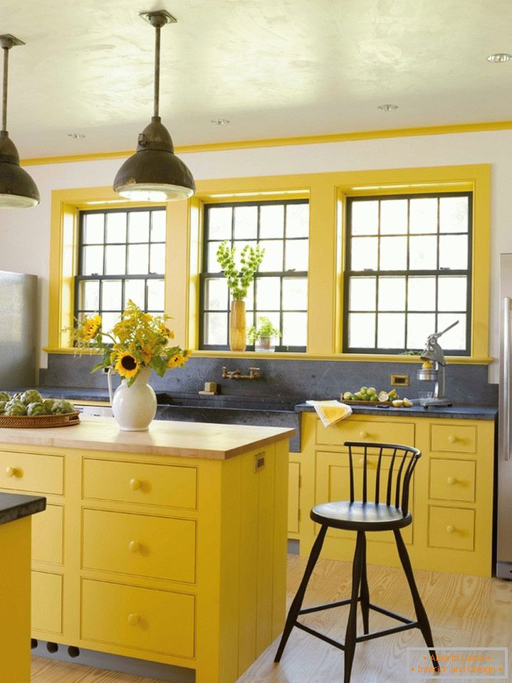 Žlutá barva dominuje rustikálním stylu v kuchyni