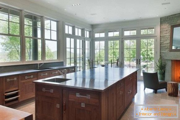 Kuchyňský design s velkými okny v domě Bruce Willise