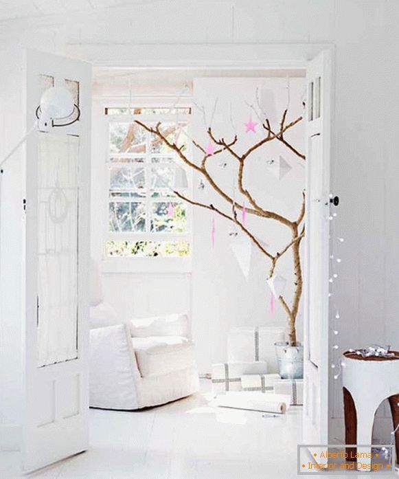Navrhování místnosti pro nový rok ve stylu minimalismu