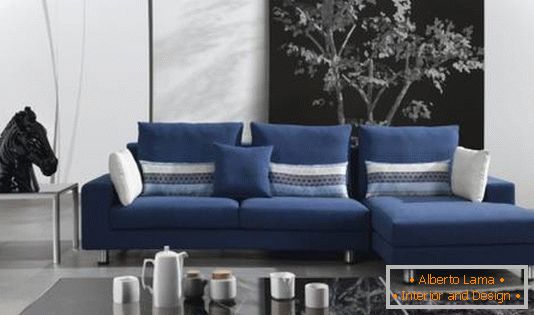 černobílý obývací pokoj s modrou pohovkou
