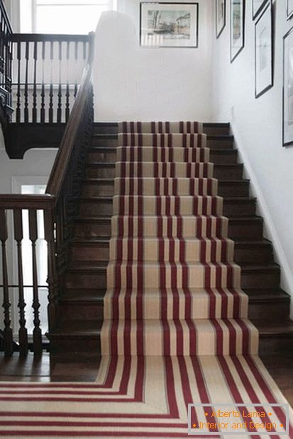 Pruhovaný koberec s vlastními rukama pro výzdobu schodišť