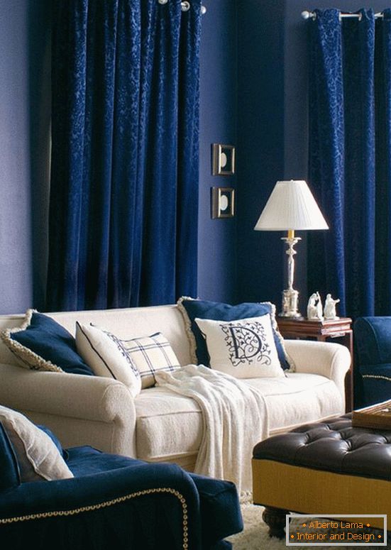 Deep blue v designu obývacího pokoje
