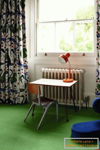 Jasné barvy a neobvyklé záclony v dětském pokoji pro chlapce
