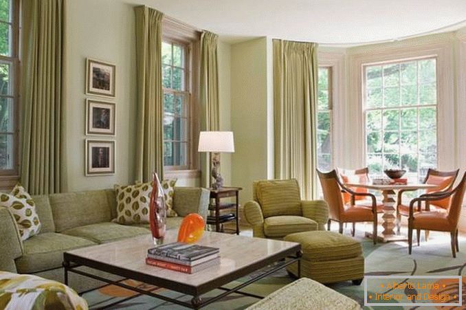 Stylový design obývacího pokoje se zelenými a oranžovými prvky
