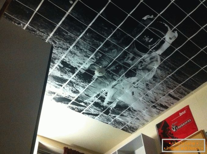 Obrázek kosmonautu na stropě