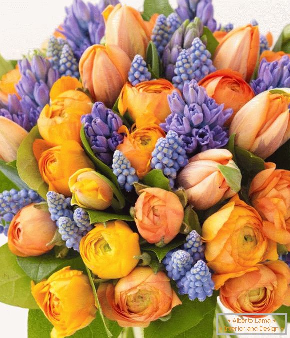 Kytice oranžových a fialových květin