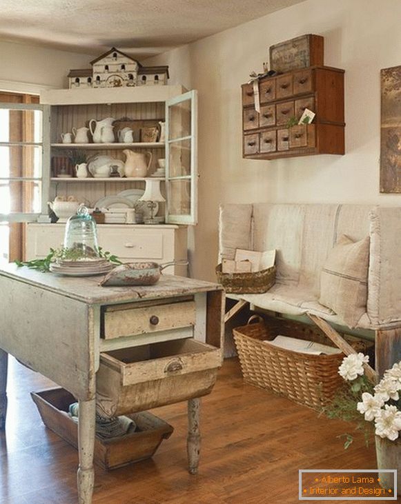 Krásná lavička v interiéru kuchyně ve stylu cheby-chic