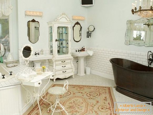 Krásný interiér koupelny ve stylu cheby-chic