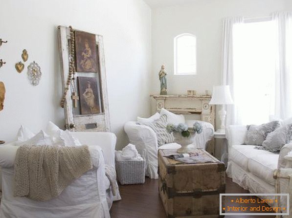 Bílé kryty na čalouněném nábytku rozjasní váš interiér