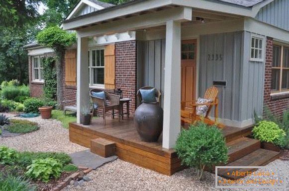 Dekorace malé verandy s dřevěnou podlahou