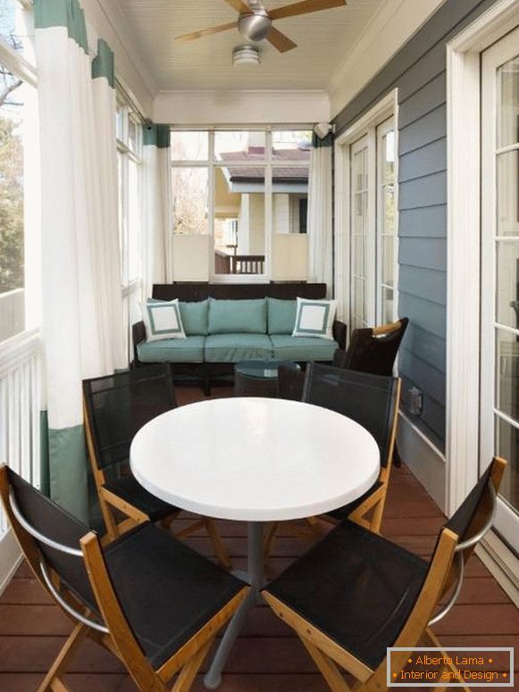 Stylový design verandy s textilem a venkovním nábytkem