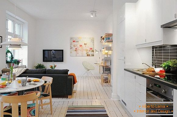 Interiér malého bytu s prvky, které mu dodávají pohodlí a přitažlivost