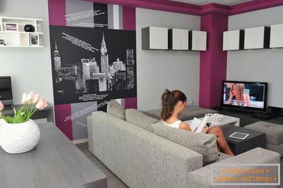 Návrh obývacího pokoje v šedo-švestkových tónech s grafickými výkresy