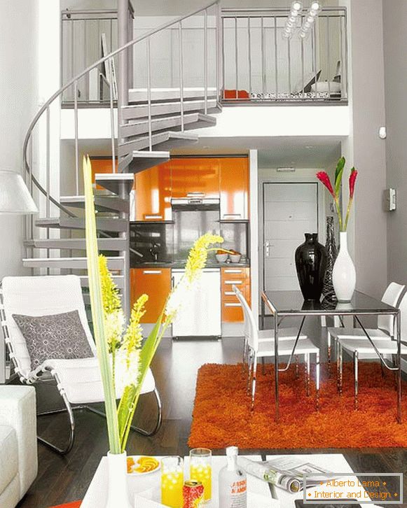 Interiér bytu s točitým schodištěm na druhou úroveň nad kuchyní