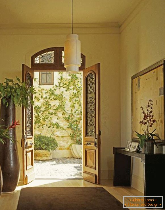 Obrovská velikost vázy v interiéru