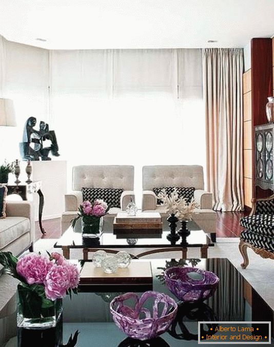 Fialové a černobílé barvy v obývacím pokoji