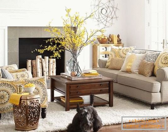 Dekorace obývacího pokoje s jasně žlutou barvou