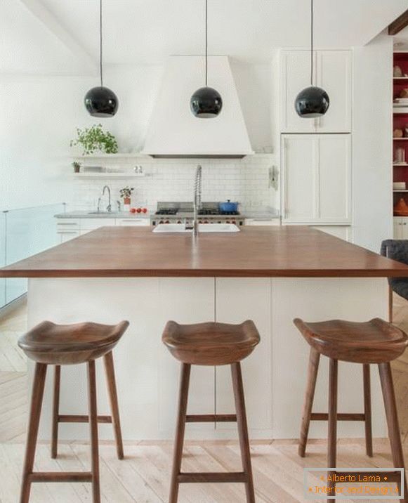 Bílá kuchyně s dřevěnými detaily