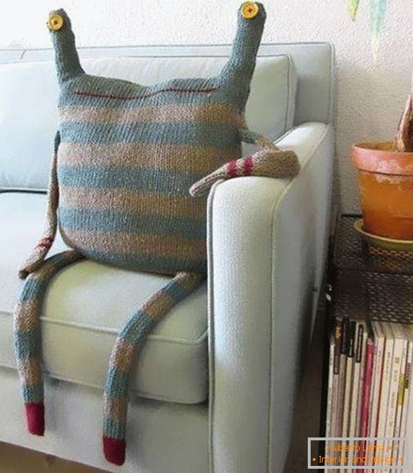 Nápady, jak vytvořit pletené polštáře na pohovce s jehlicemi na pletení