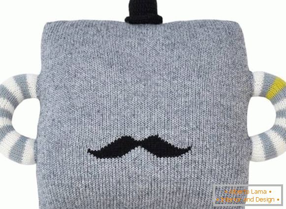 Módní a stylové háčkované polštáře na pohovce s jehlicemi na pletení