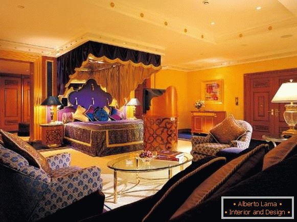 Luxusní ložnice v orientálním stylu