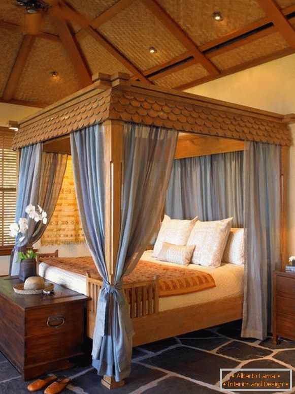 Dřevěná postel s bohatou výzdobou a baldachýnem