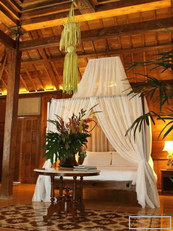 Ložnice s baldachýnem v tropickém stylu